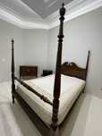 Mobilia de quarto composta por cama, comoda e mesa de cabeceira.