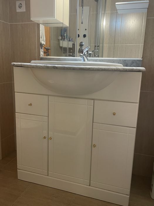 Movel e espelho casa de banho