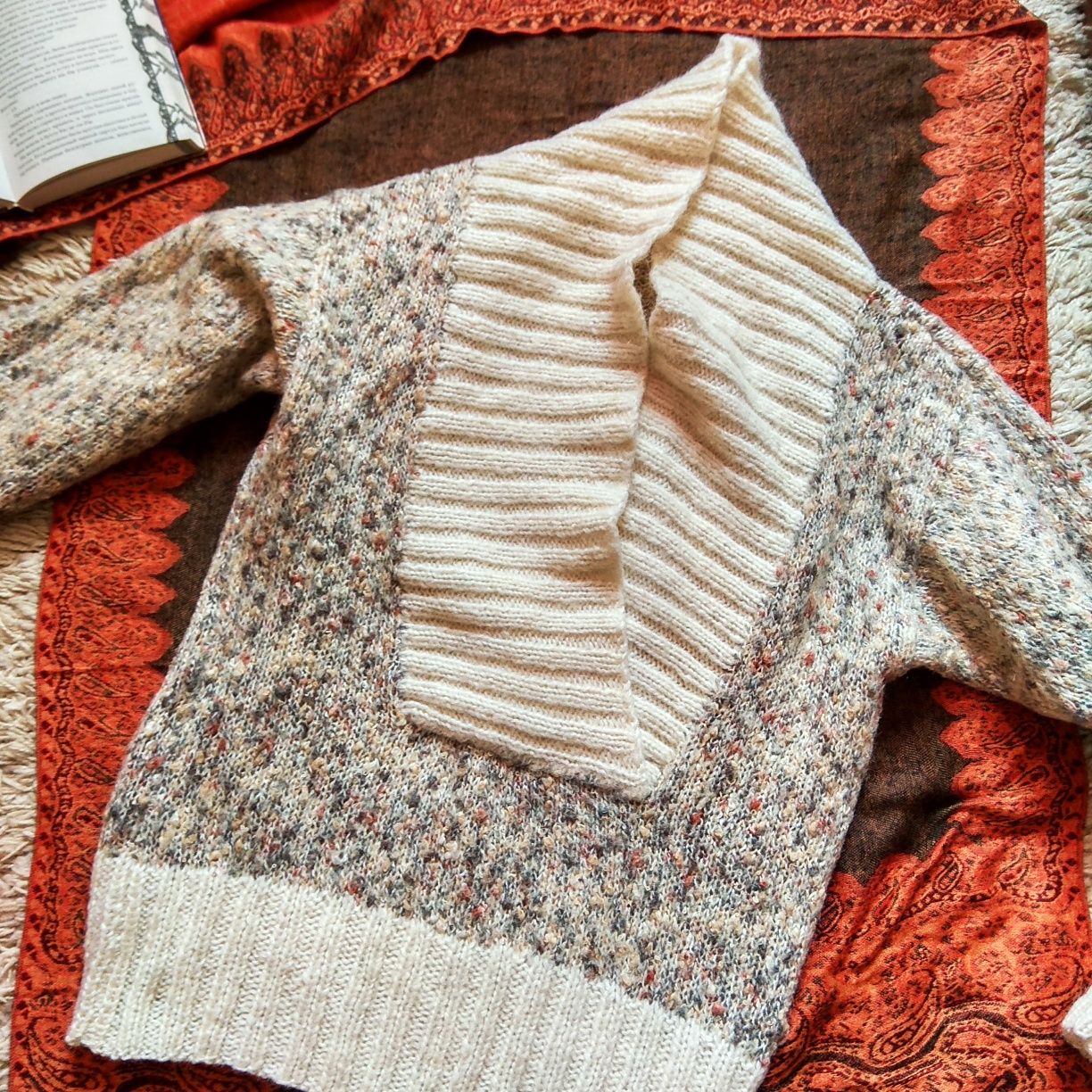 Шерстяной женский свитер.
