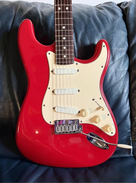 Fender Stratocaster 1984 Torino Red Lace Sensor Gold