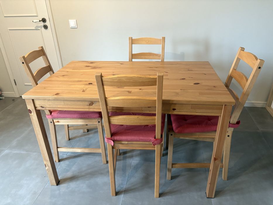 Vendo mesa de sala com 4 cadeiras IKEA