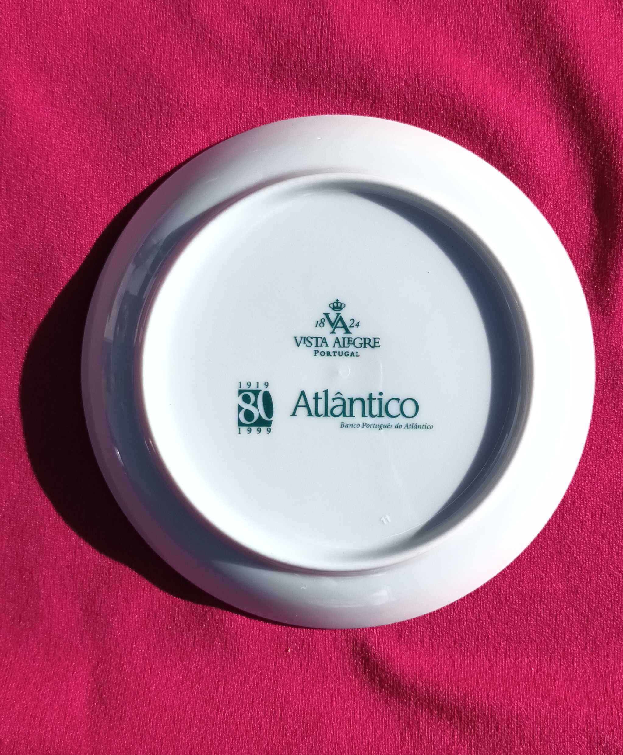 Prato em porcelana Vista Alegre, 80 anos Banco Português do Atlântico