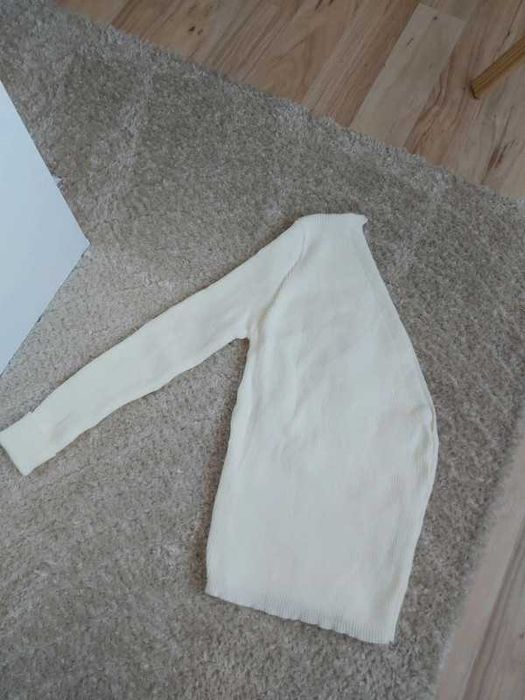 Śmietankowy nowy sweterek na jedno ramię uniwersalny one size