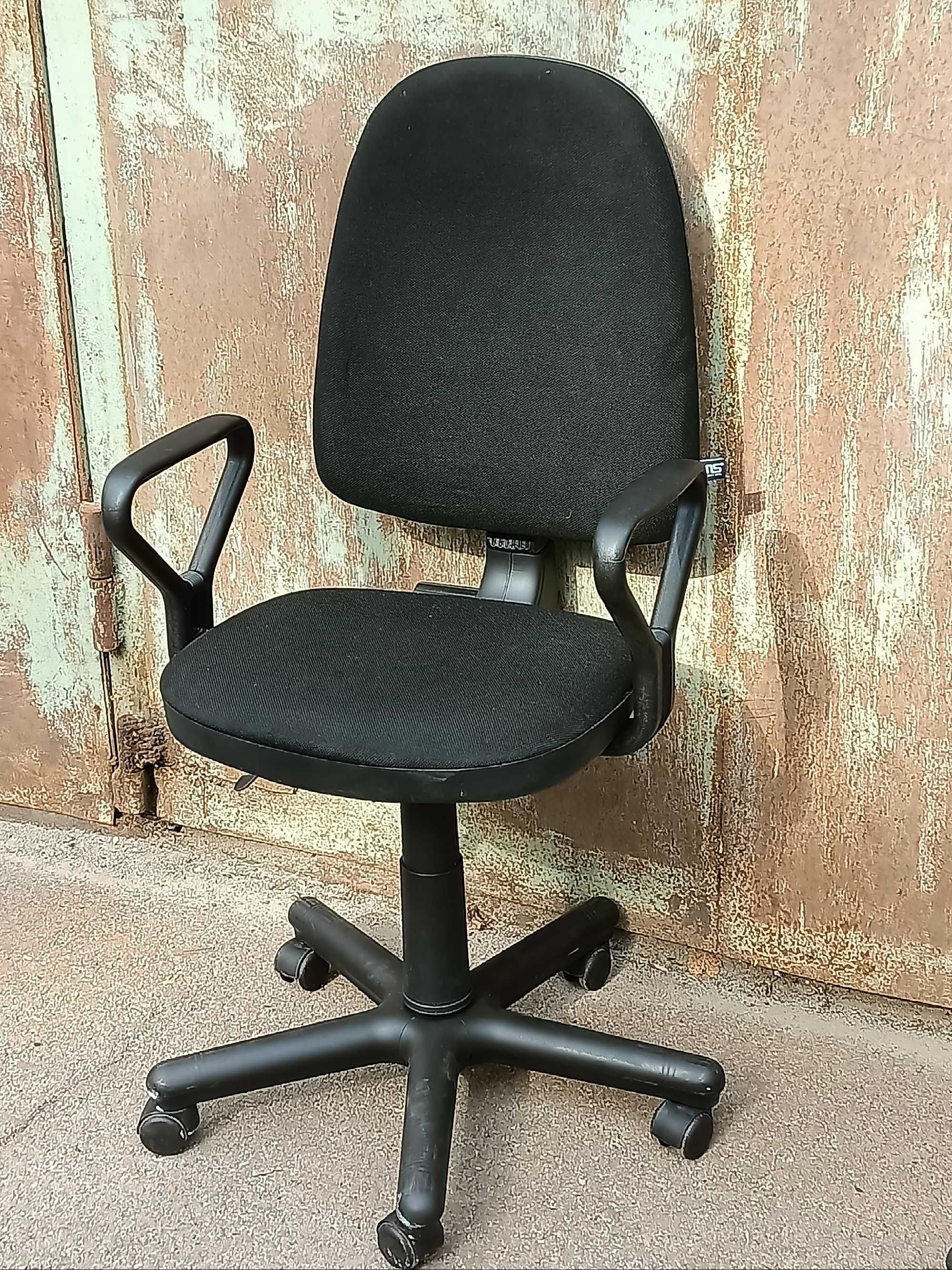 Кресла компьютерные с подлокотниками /  стулья со спинкой на колесах.