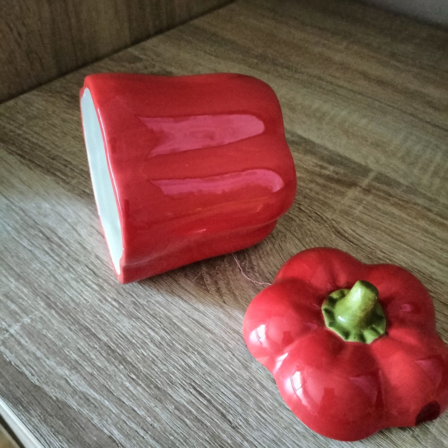 Nowy pojemnik z przykrywką Sinsay