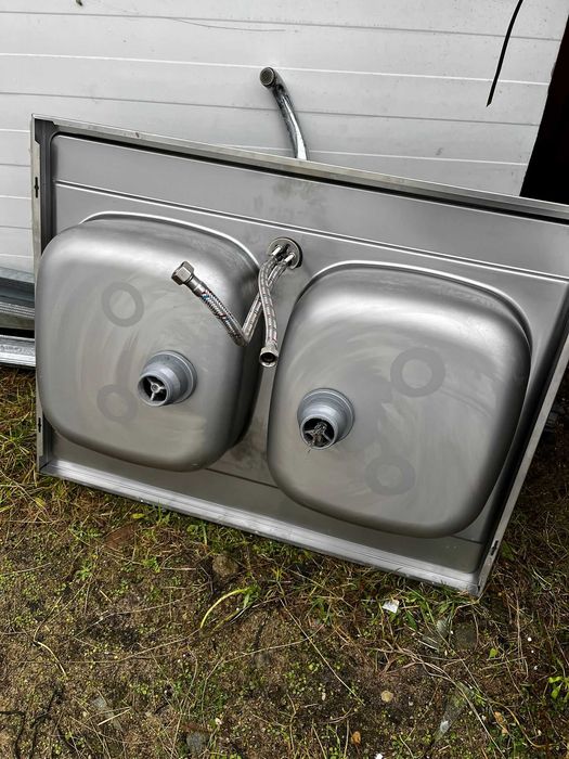 Zlewozmywak podwójny metalowy z baterią