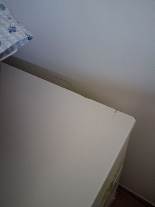 Vendo cómoda  esta a funcionar. Esta a fechar todas as gavetas