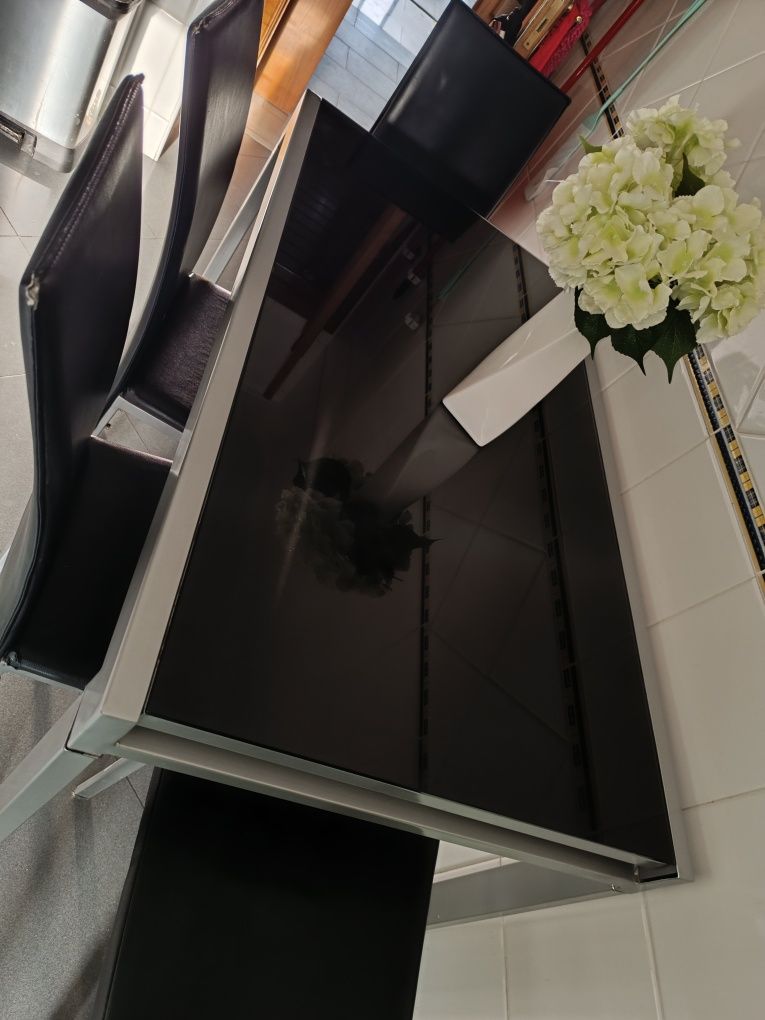 Mesa extensível preta de cozinha com cadeiras
