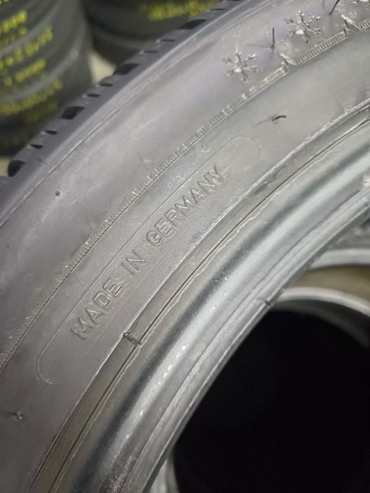 Комплект зимових шин Dunlop 245/45R18 245.45Р18