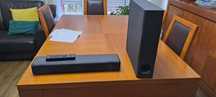Soundbar SONY com telecomenado e uma coluna subwoofer