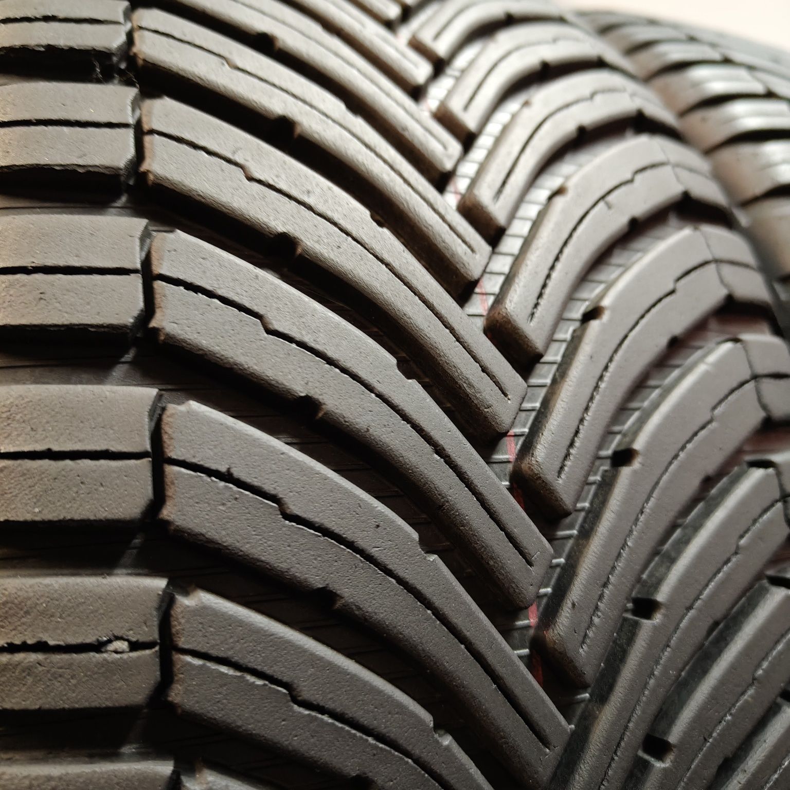 225/45/17 XL Sprzedam komplet opon całorocznych Bridgestone
