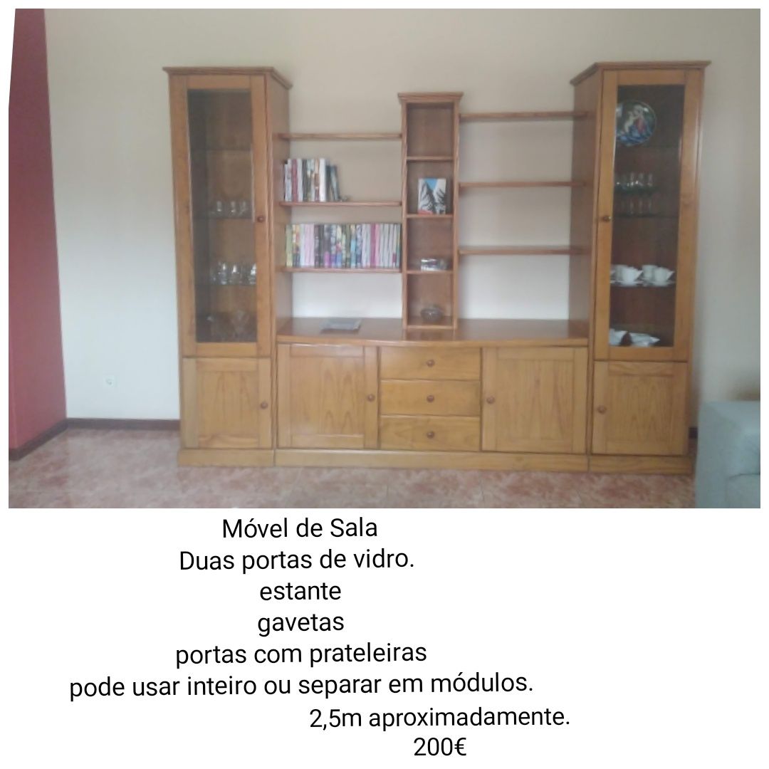 Móvel de sala com portas de vidro