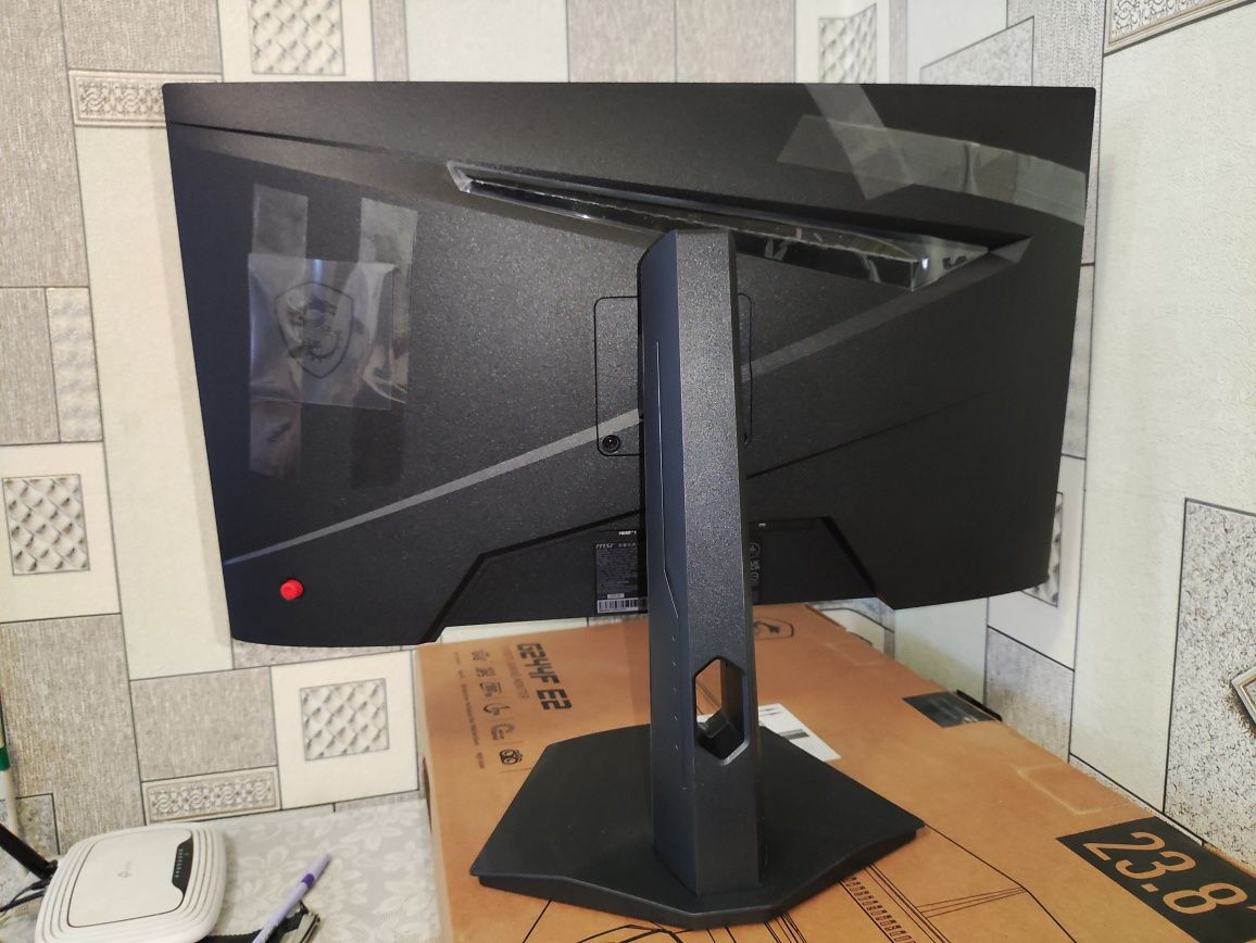 MSI 23.8" G244F E2
