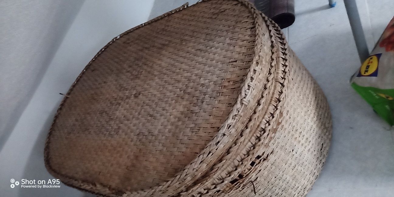Baú em verga em bom estado de conservação