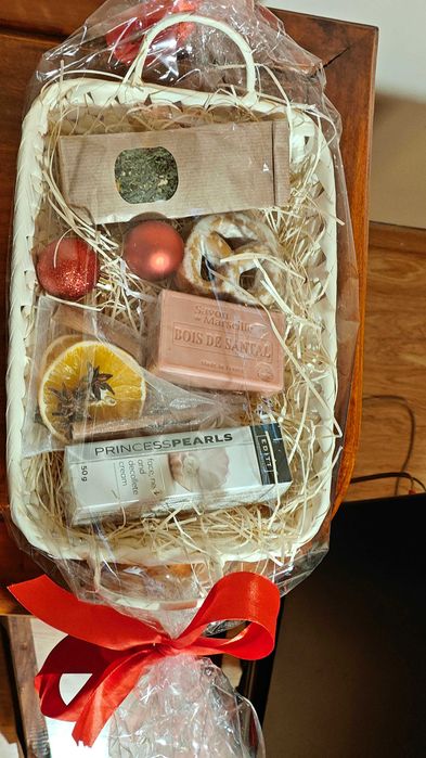 zestaw kosz prezentowy świąteczny, idealny na prezent