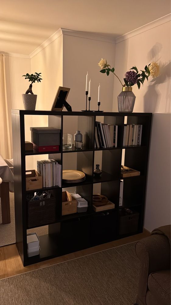 Estante Kallax do IKEA, 147cmx147cm, em muito bom estado