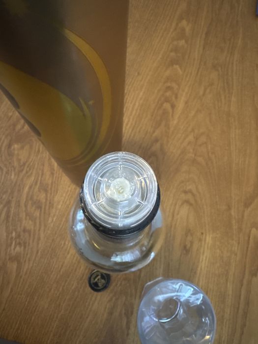 Pusta butelka po whisky 8PM z pudełkiem i szklanką