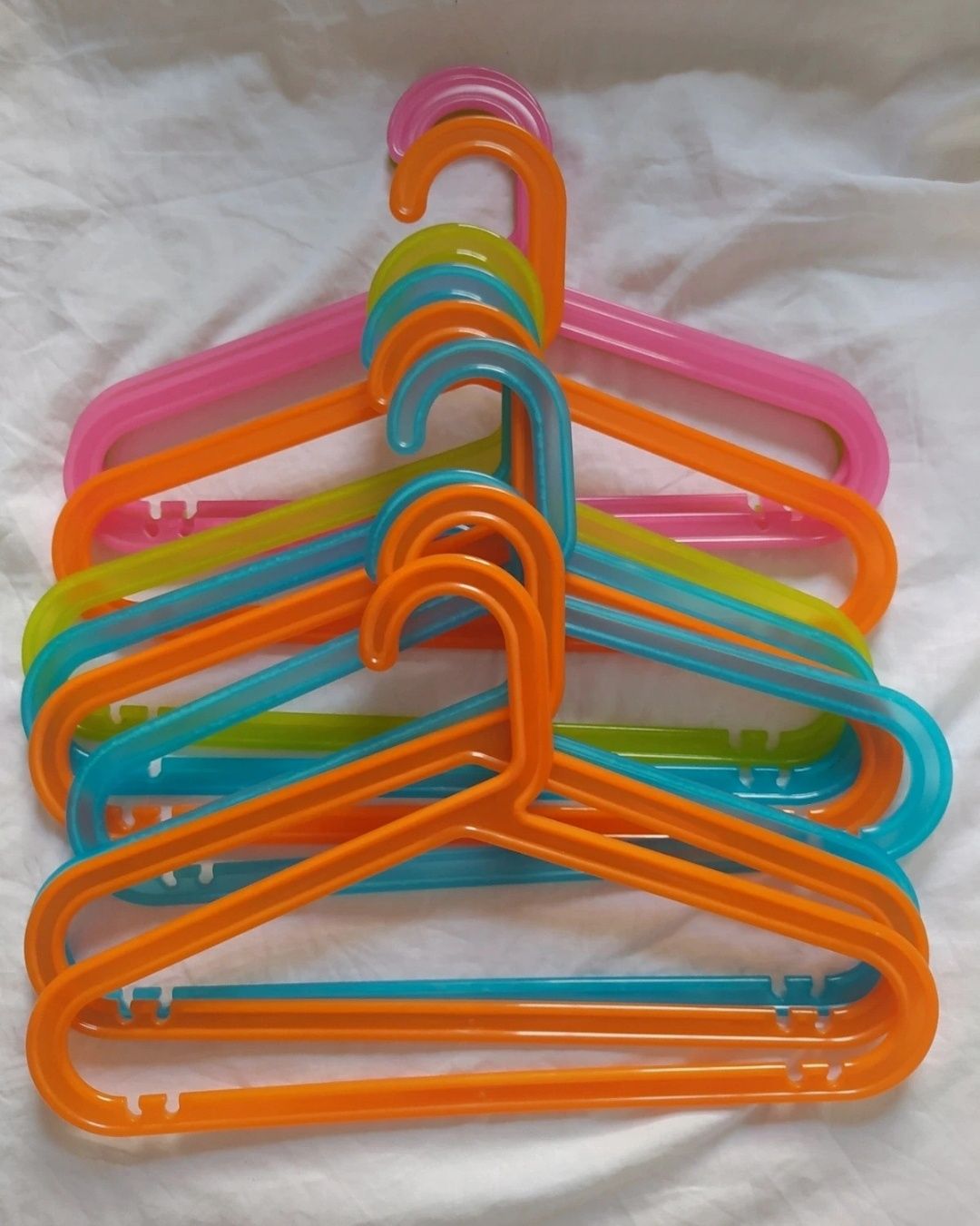 Zestaw kolorowych plastikowych wieszaków 11 sztuk, 33 cm szerokość