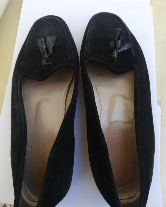 Sapatos pretos de camurça