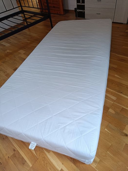 Łóżko metalowe z materacem, młodzieżowe