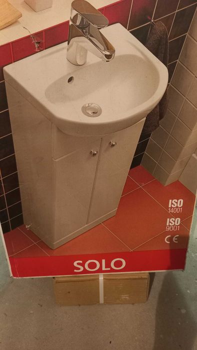 Sprzedam umywalkę z szafką łazienkową.