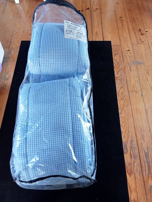 2 resguardos ou protetores para cama de bebé