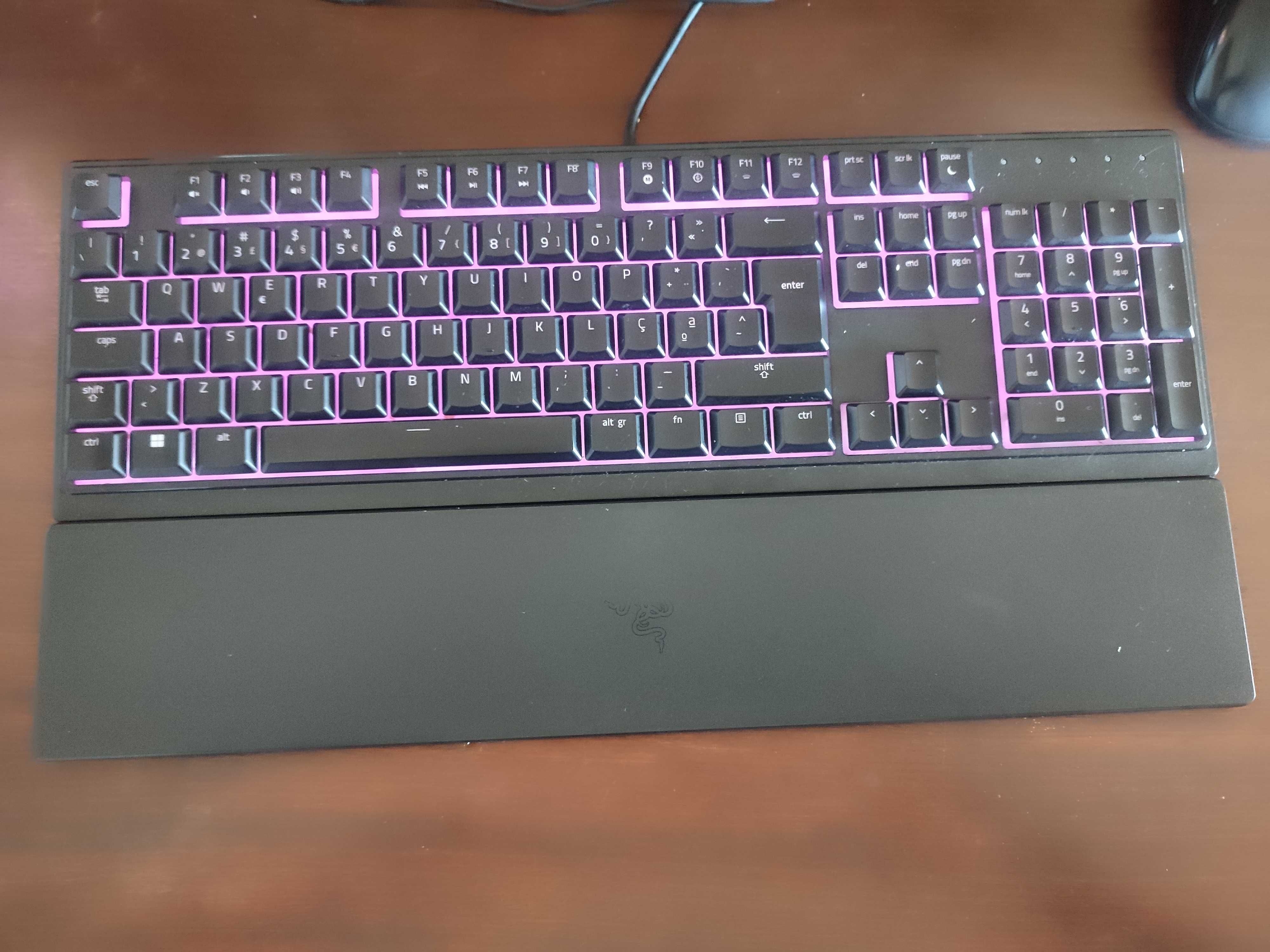 computador completo com monitor e secretária