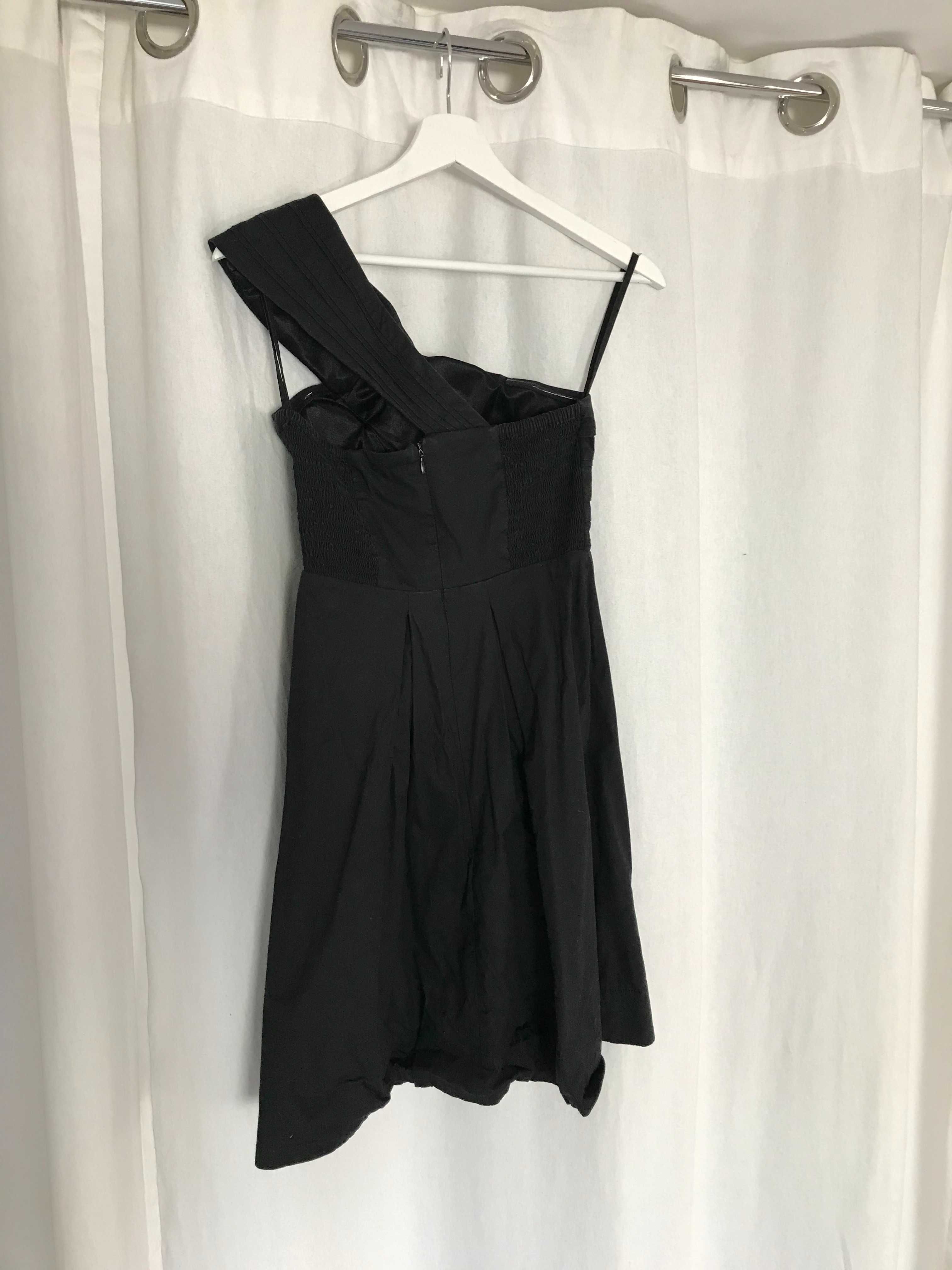 Czarna krótka sukienka do kolan z jednym ramiączkiem wesele studniówka