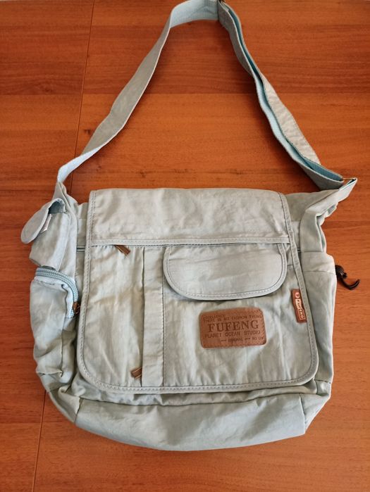 Сумка наплечная из влагостойкой ткани.