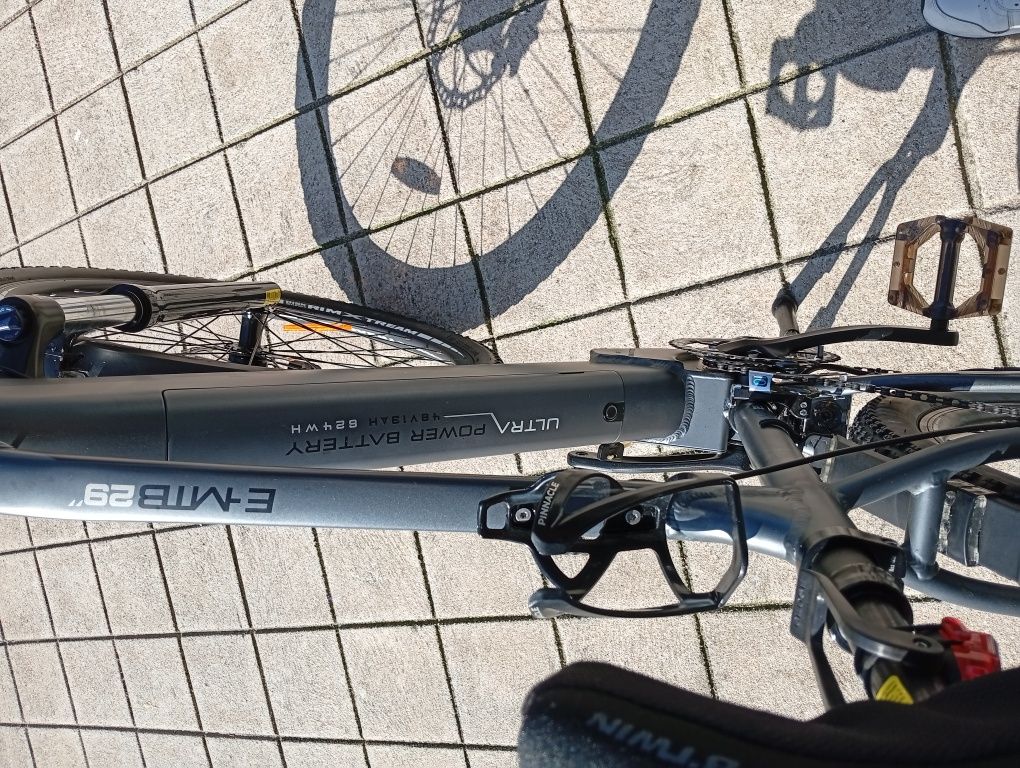 Bicicleta elétrica em bom estado de conservação.