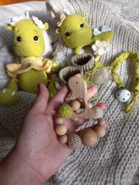 Вязаний комплект: іграшка-дракоша, пінетки, брязкальце, гризунок