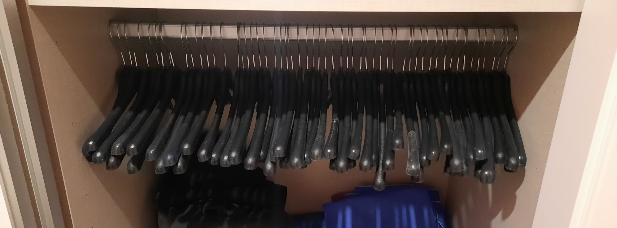 Cabides de roupas 96 (78 pretos e 18 brancos)