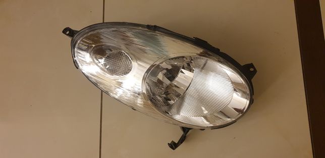 Reflektor lampa prawa Nissan Micra 03-