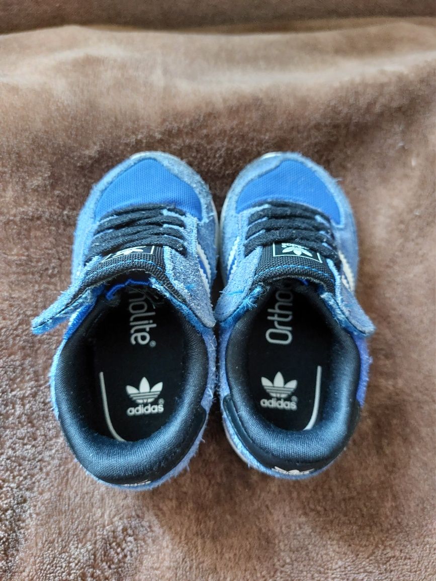 Кросівки Adidas для малечі 
унісекс
20 розмір 
стан нового
дуж