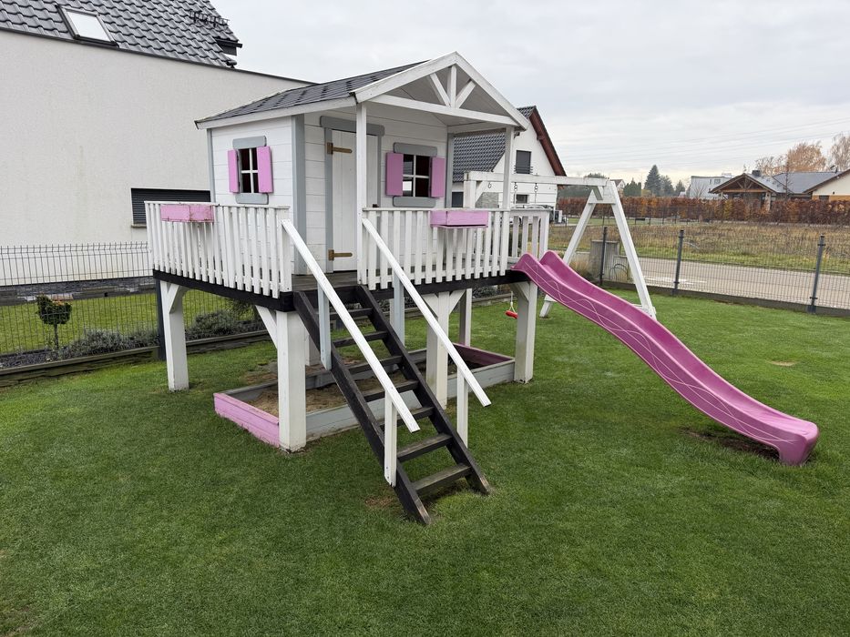 Duży solidny domek plac zabaw dla dzieci.