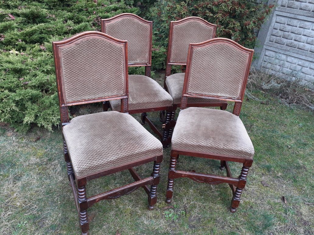Drewniane tapicerowane krzesła na sprężynach