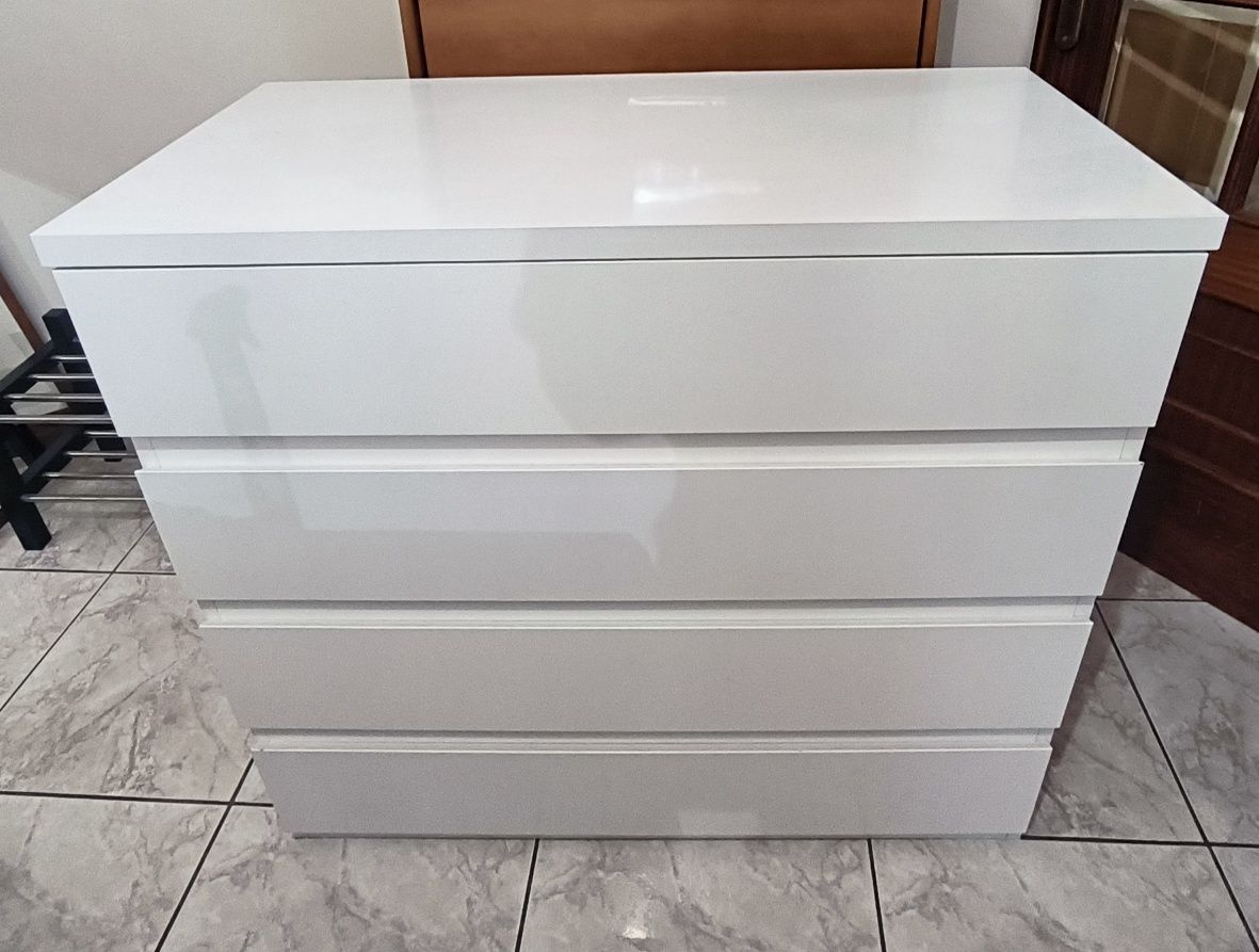 Cómoda branca com 4 gavetas