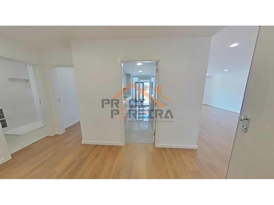 T2 com terraço de 25 m2, sala de 36m2, 2 parqueamento e arrecadação...