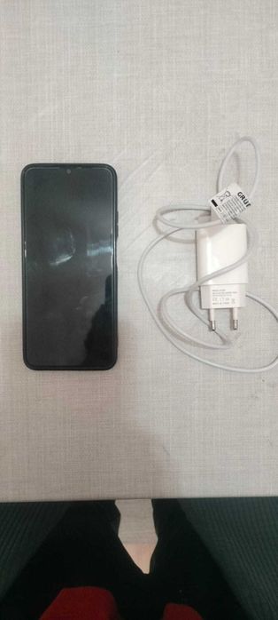 Telefone Oppo com carregador e capa