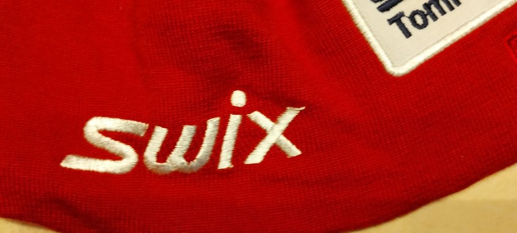 Swix Tradition czerwona, średnio ciepła. wełna 30% akryl 70%