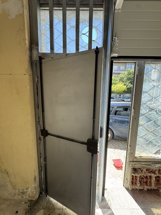 Serralheiro estruturas metalicas entre outros