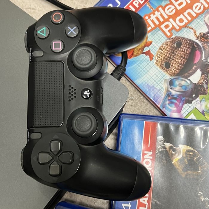 Sony PlayStation 4 S на 1 тб+2 джойстика+7 игр