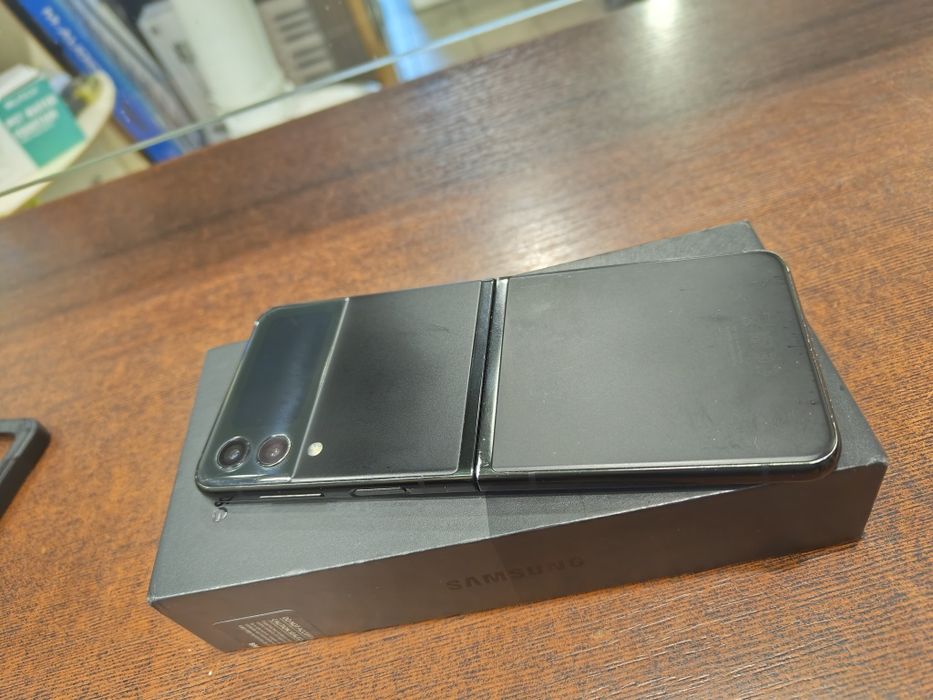 Smartfon SAMSUNG Galaxy Z Flip3 8/128GB