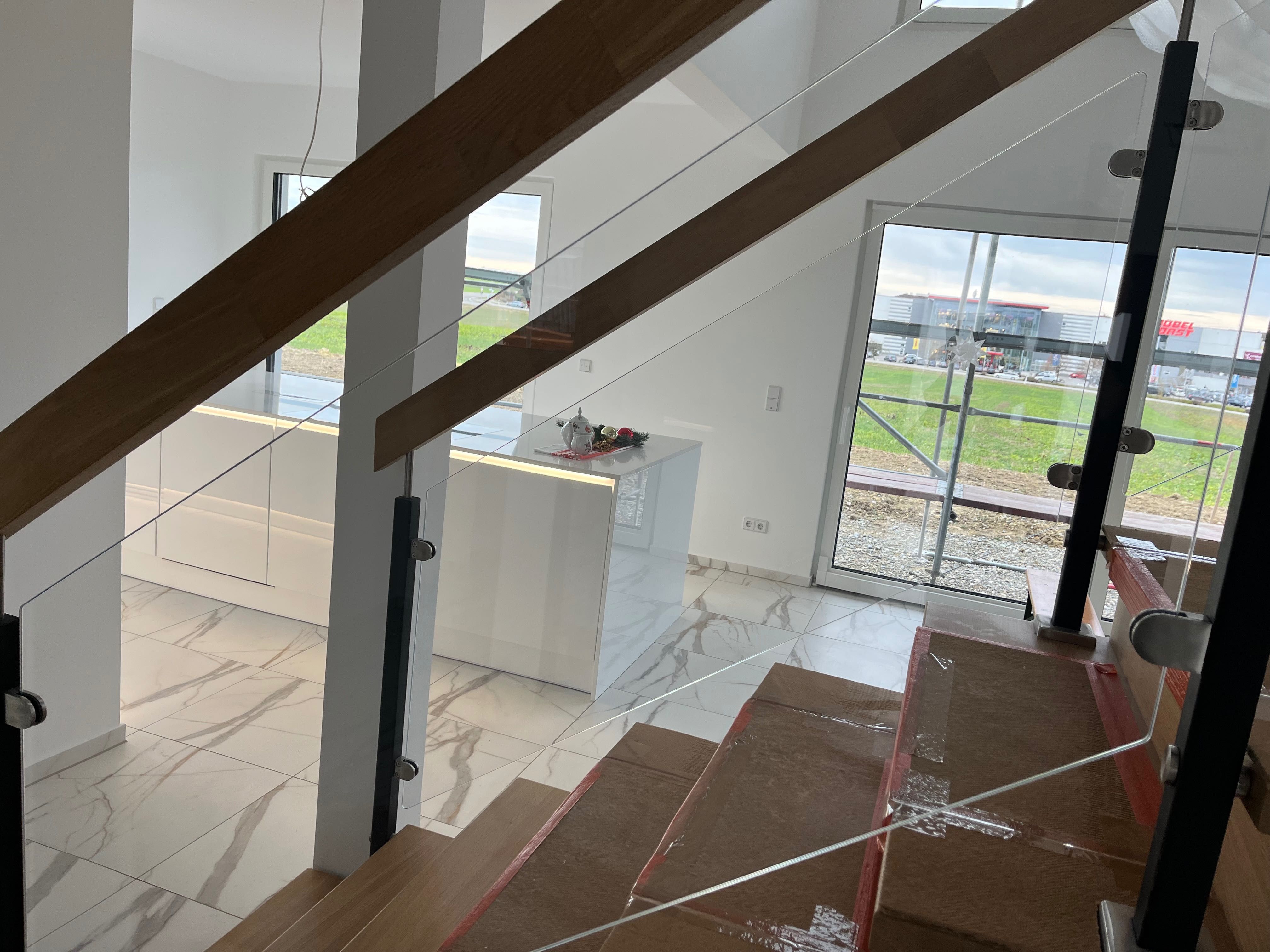 Schody dębowe ze szklaną balustradą nowe