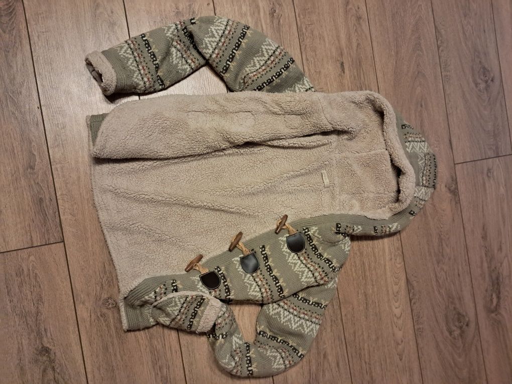 Gruby sweter z norweskim wzorem