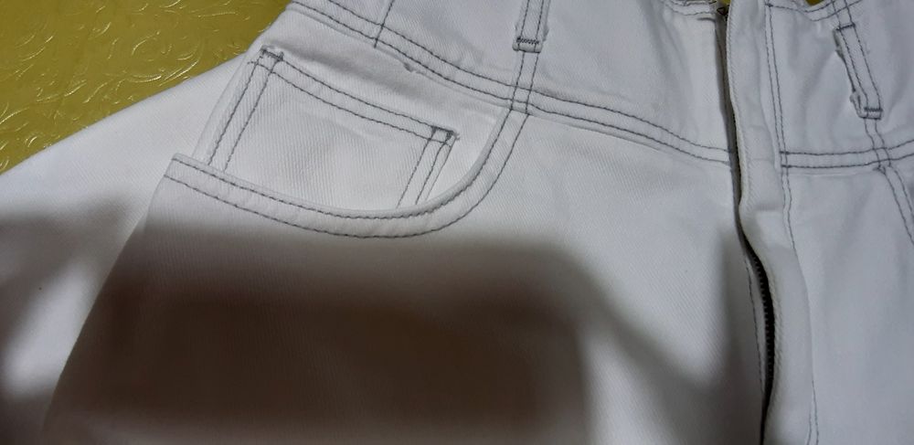 Calças brancas de ganga