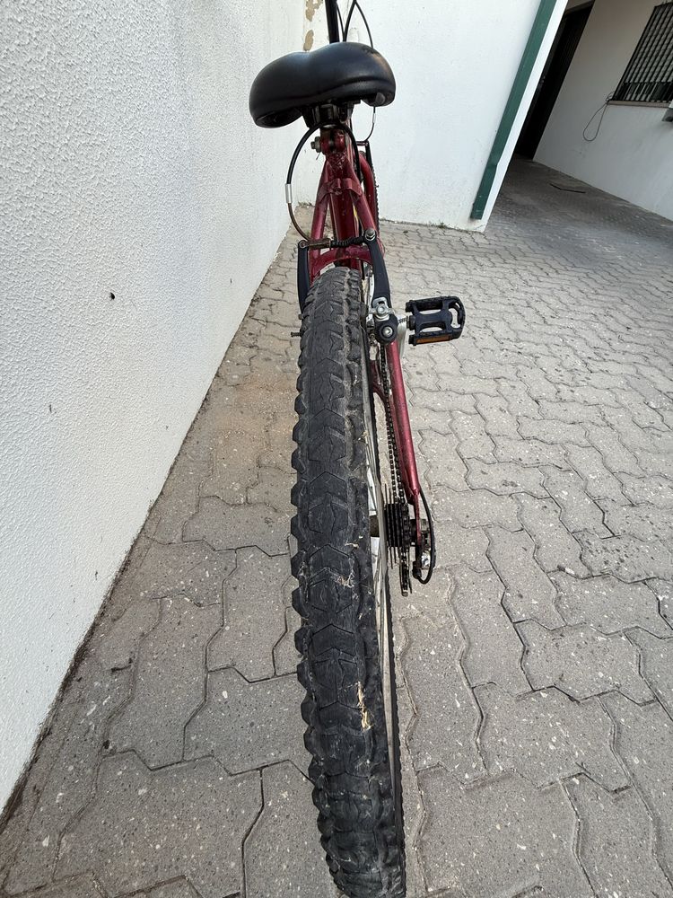 Vendo bicleta de senhora usada em bom estado.