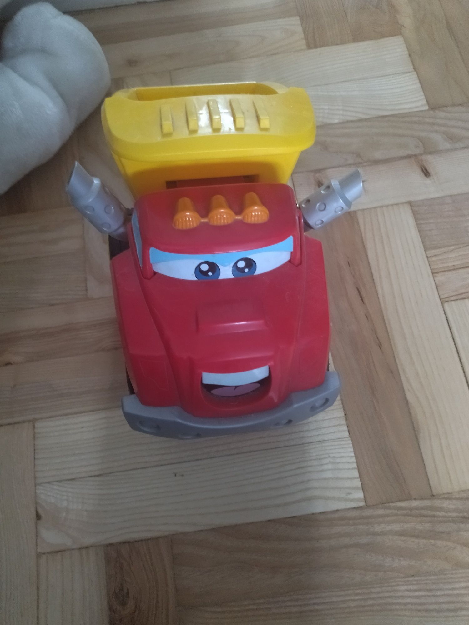 Wywrotka Hasbro Tonka Chuck Warkocząca Gaduła