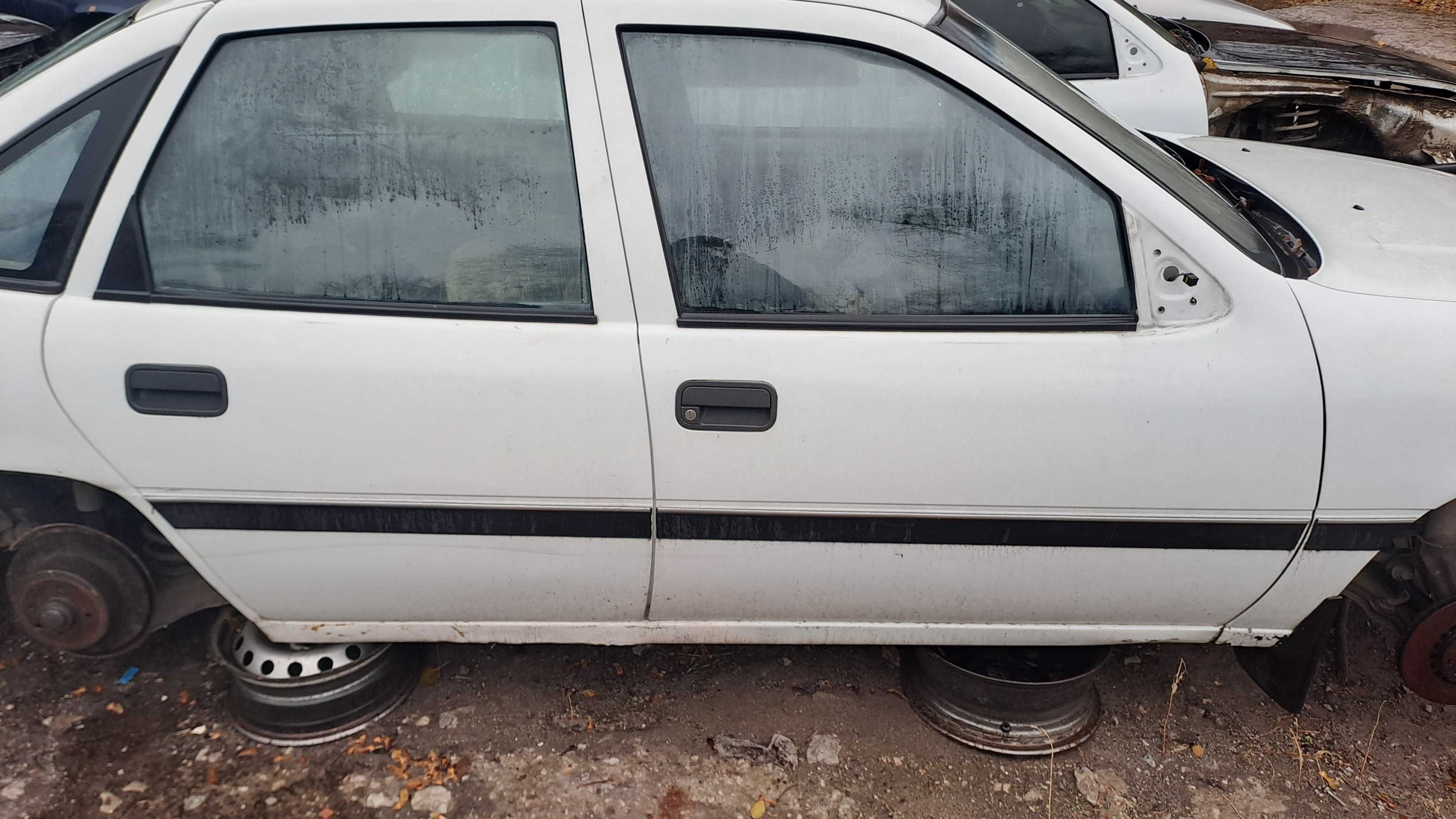 Молдинги Opel Vectra A
