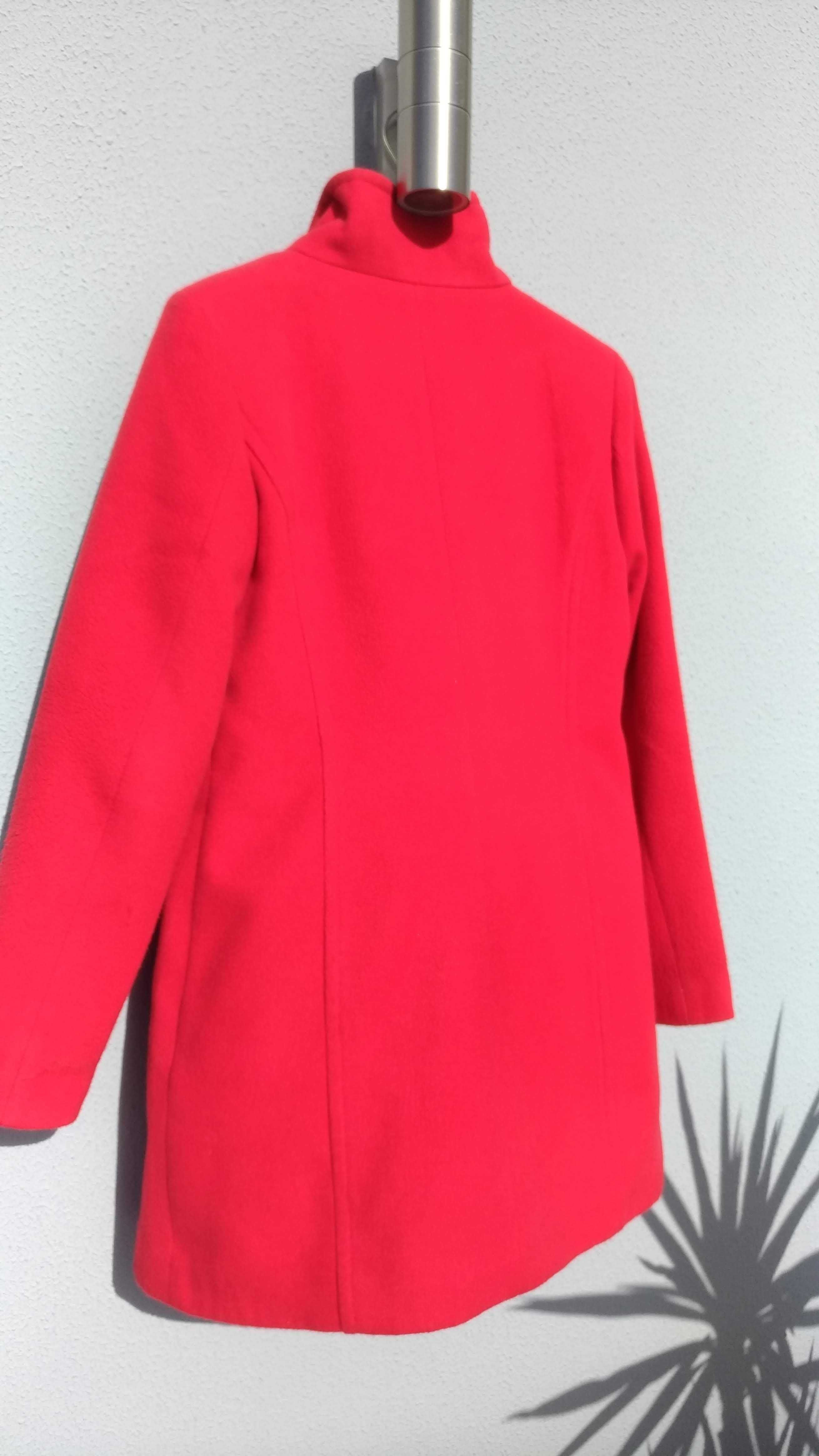 Casaco vermelho tamanho S, muito confortável.